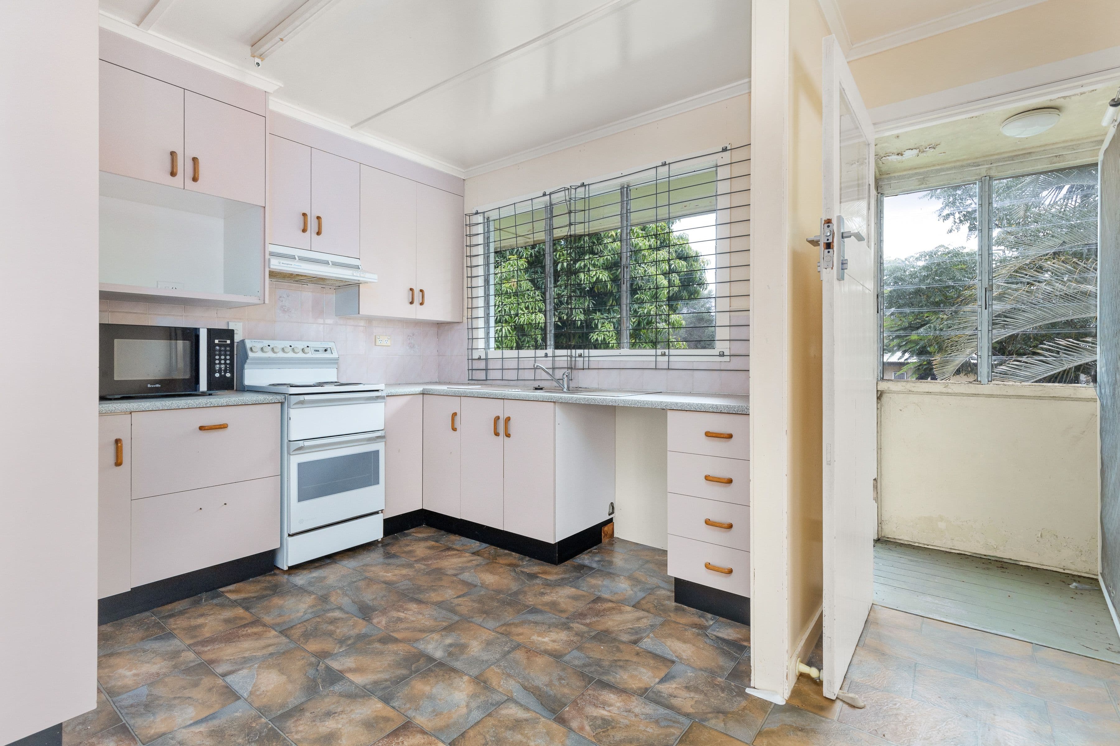 8 Racecourse Road, Emerald QLD 4720, Emerald - Thumbnail 7