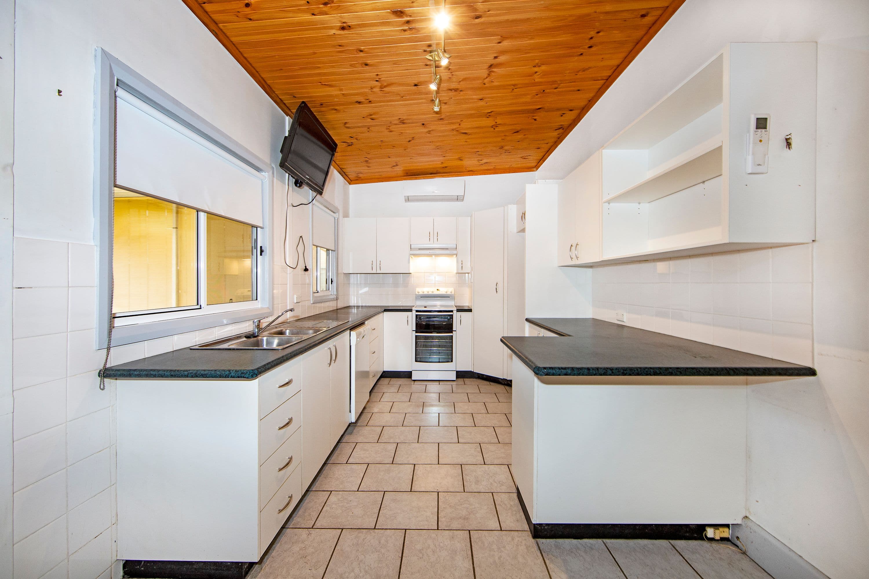 10 Sunrise Avenue, Budgewoi NSW 2262, Budgewoi - Thumbnail 3