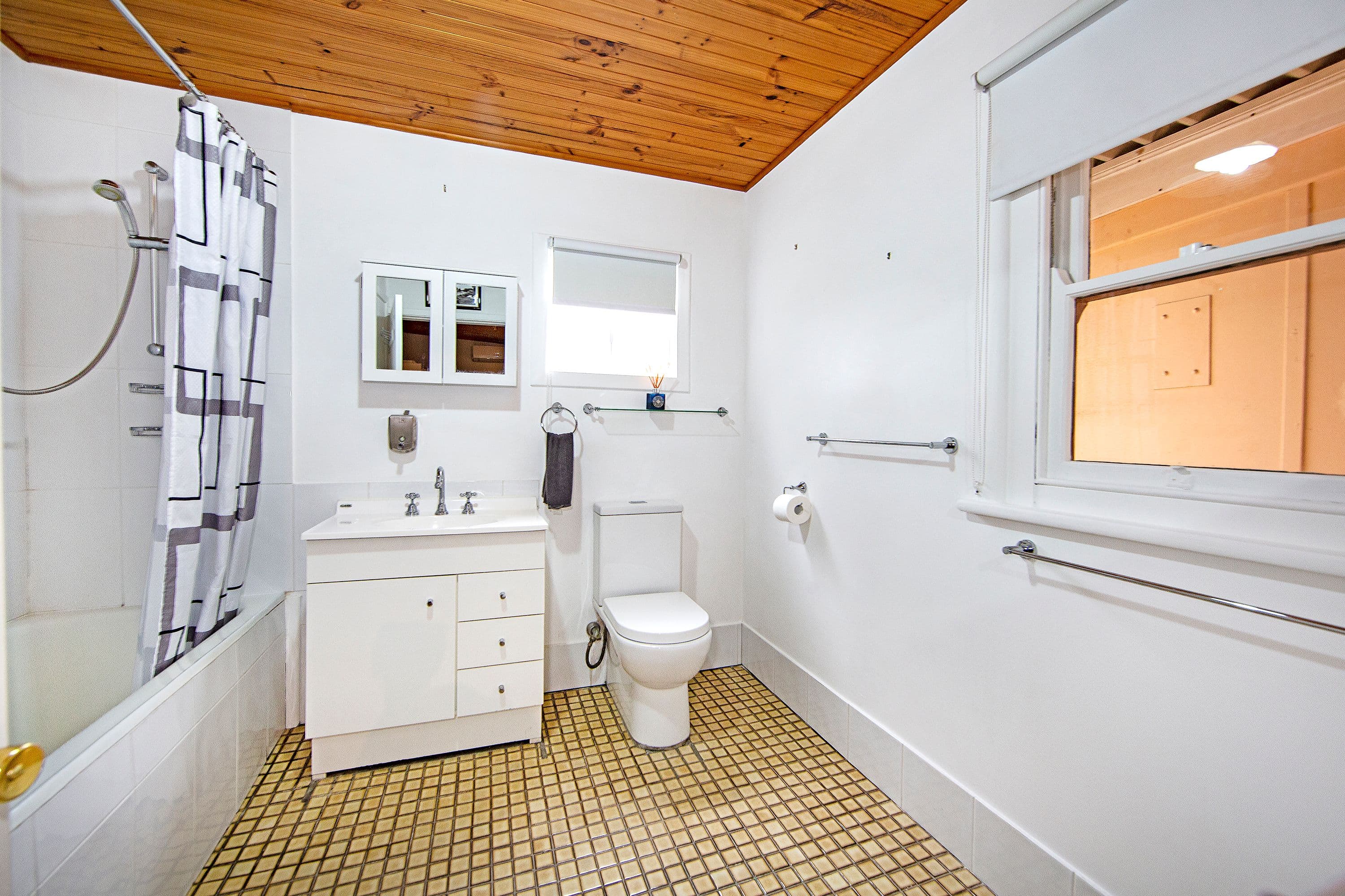 10 Sunrise Avenue, Budgewoi NSW 2262, Budgewoi - Thumbnail 8