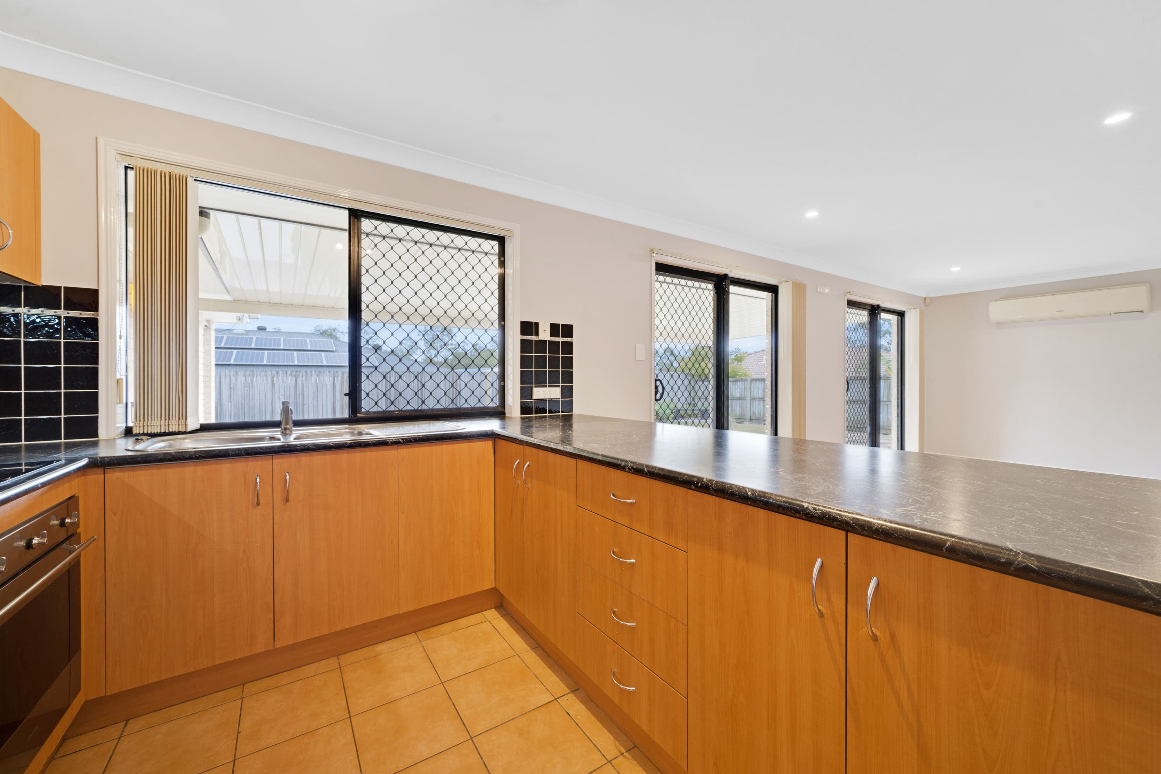 12 Lincoln Court, Heritage Park QLD 4118, Heritage Park - Thumbnail 4