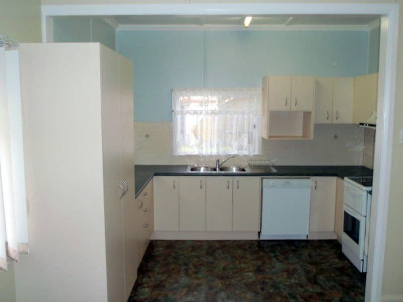 11 Burke Street, CHARLEVILLE QLD 4470, Charleville - Thumbnail 2