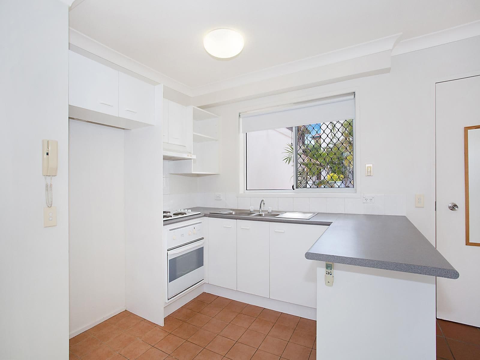 18 Lloyd Street, Southport QLD 4215, Southport - Thumbnail 3