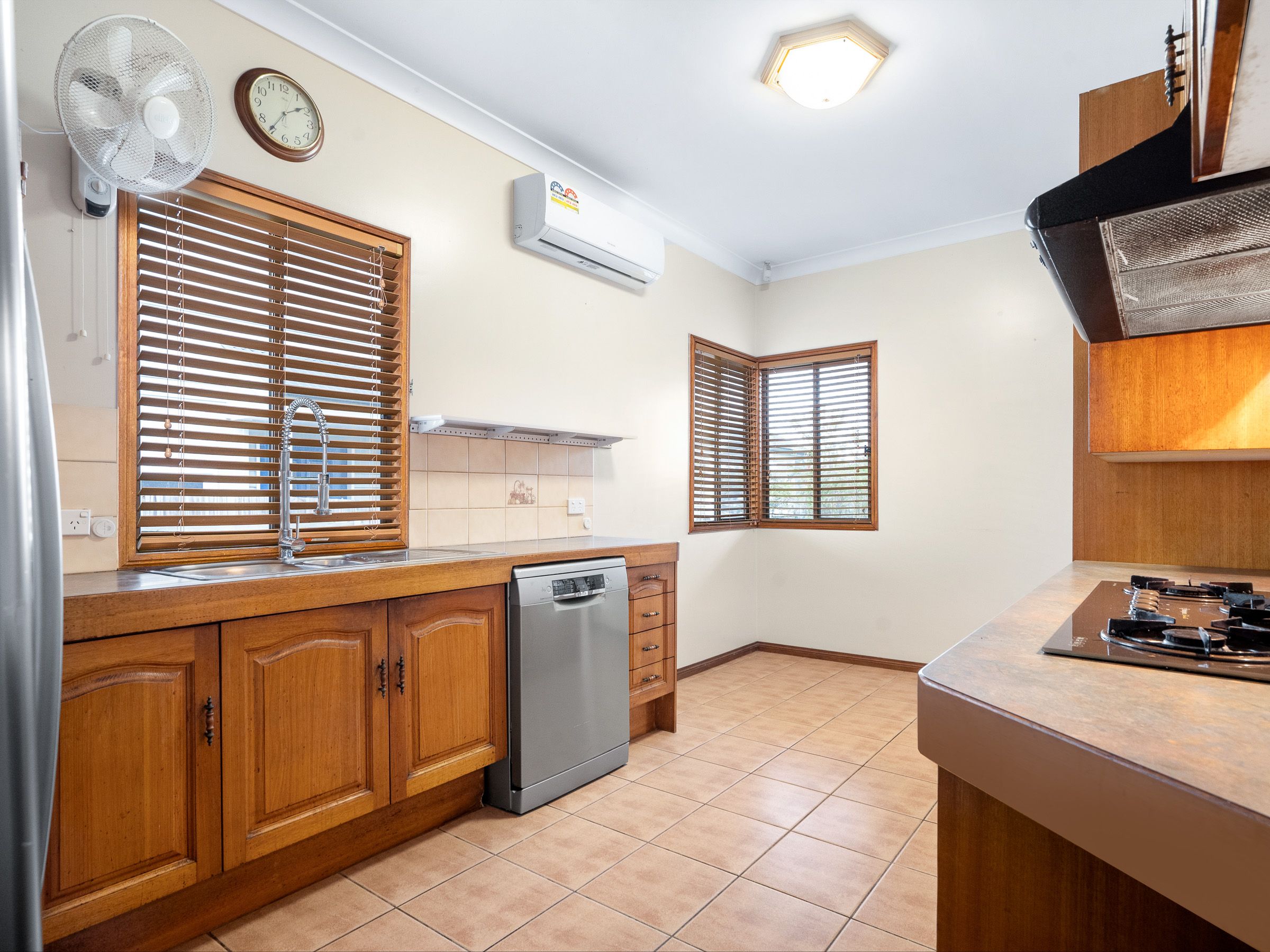 2 Rowton Street, Holland Park QLD 4121, Holland Park - Thumbnail 3