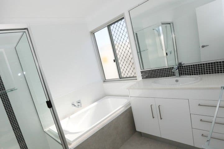13 Richard Street, Boyne Island QLD 4680, Boyne Island - Thumbnail 5