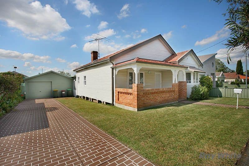 12 Mount Avenue, Roselands - Image 1