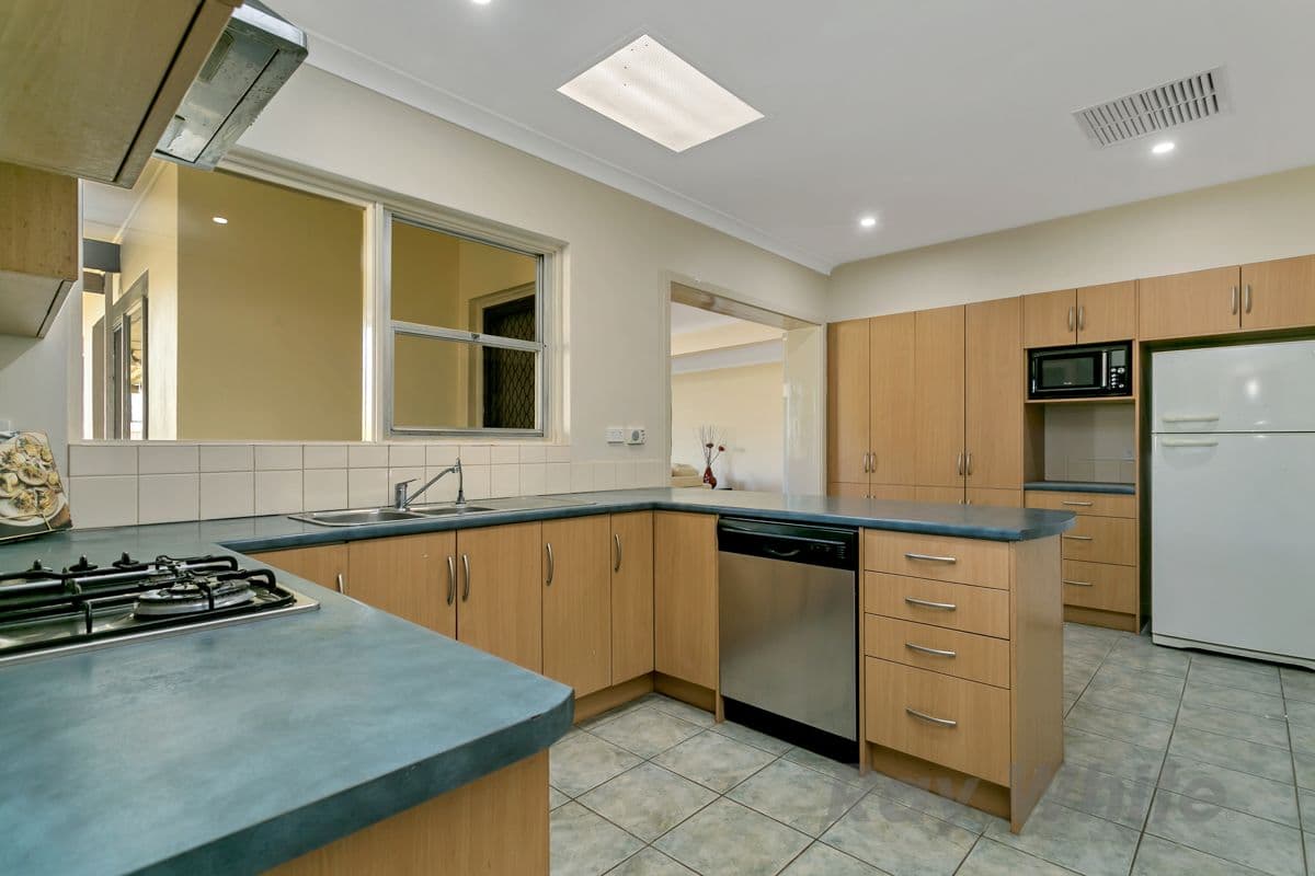 15 Long Drive, Sunbury, Sunbury - Thumbnail 2