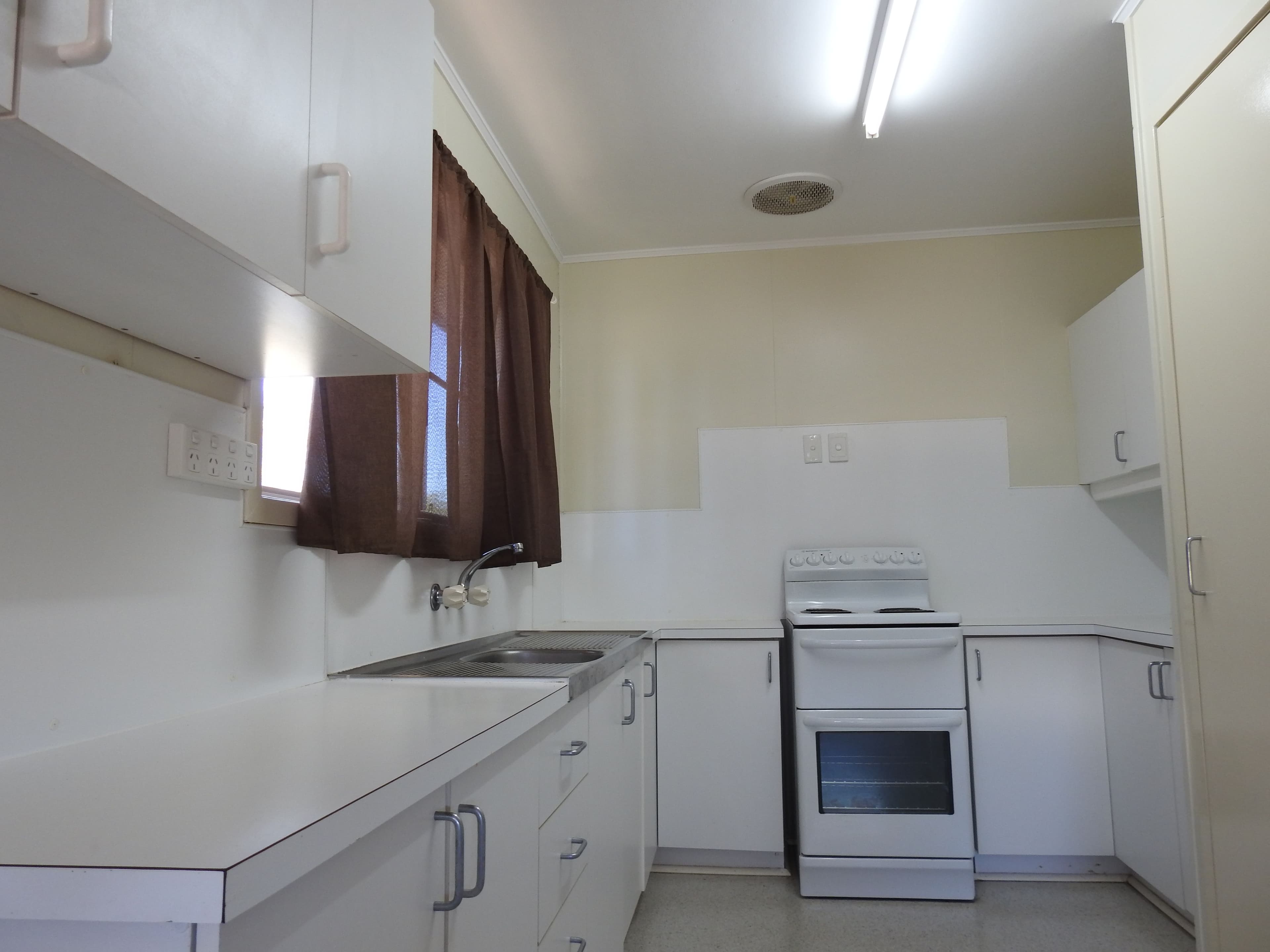 27 Cypress Street, Barcaldine QLD 4725, Barcaldine - Thumbnail 2