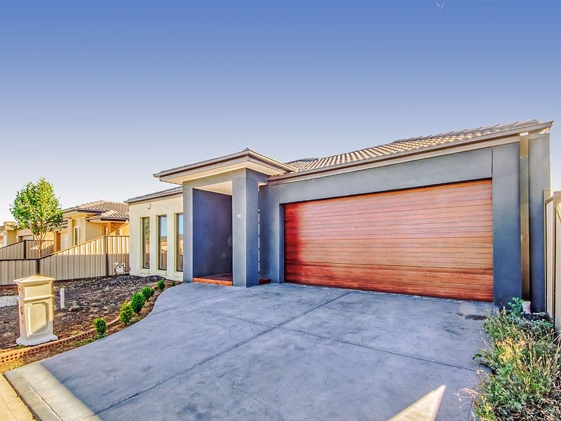 13 Connor Drive, BURNSIDE HEIGHTS VIC 3023, Burnside Heights - Thumbnail 2