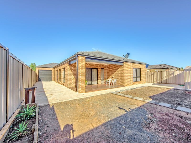 13 Connor Drive, BURNSIDE HEIGHTS VIC 3023, Burnside Heights - Thumbnail 5