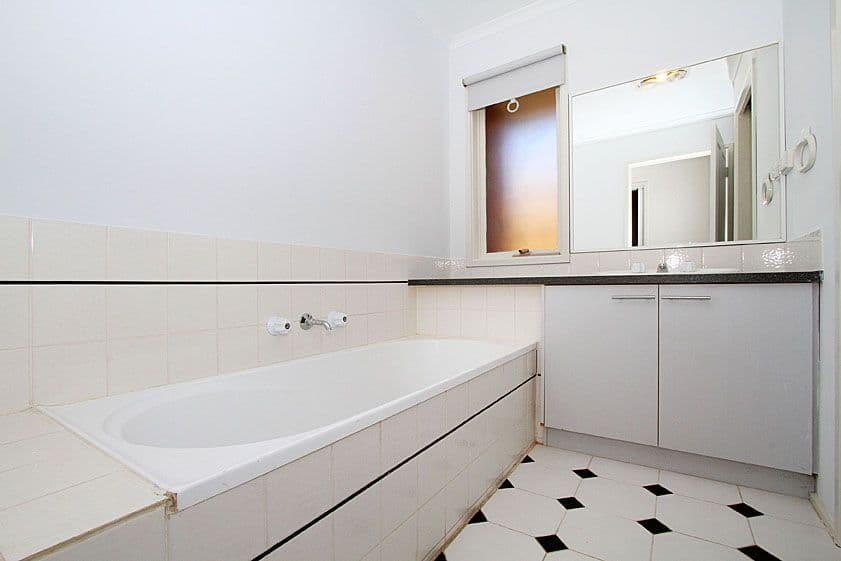 107 Woolnough Drive, MILL PARK VIC 3082, Mill Park - Thumbnail 8