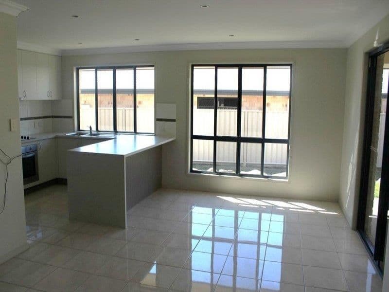4 Mooney Crescent, Emerald QLD 4720, Emerald - Thumbnail 2