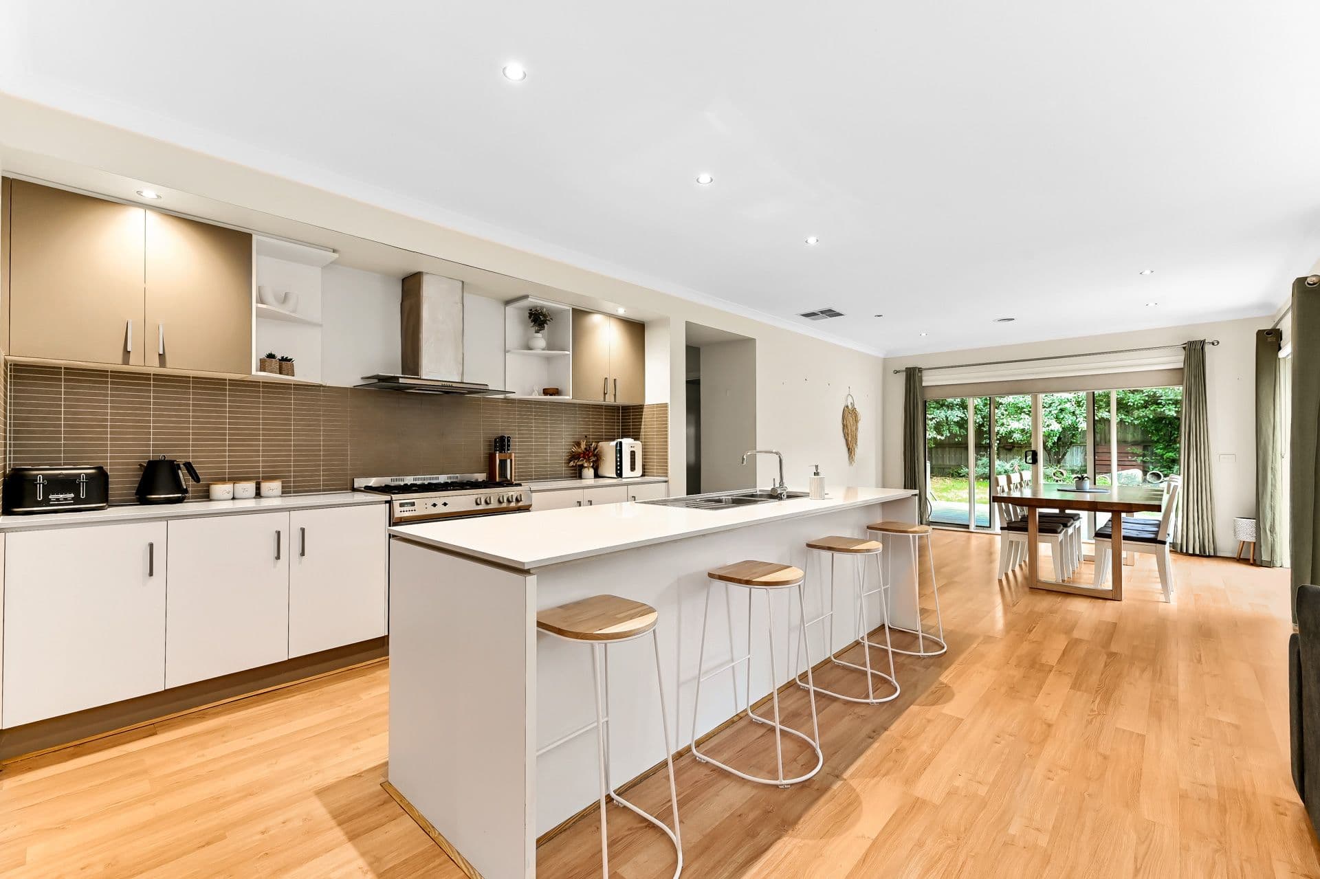 8 Grand Manor Drive, Berwick VIC 3806, Berwick - Thumbnail 5