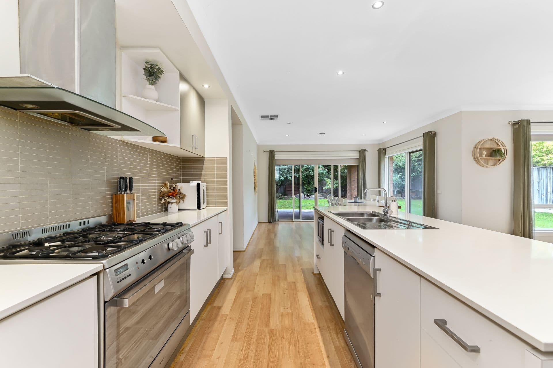 8 Grand Manor Drive, Berwick VIC 3806, Berwick - Thumbnail 7