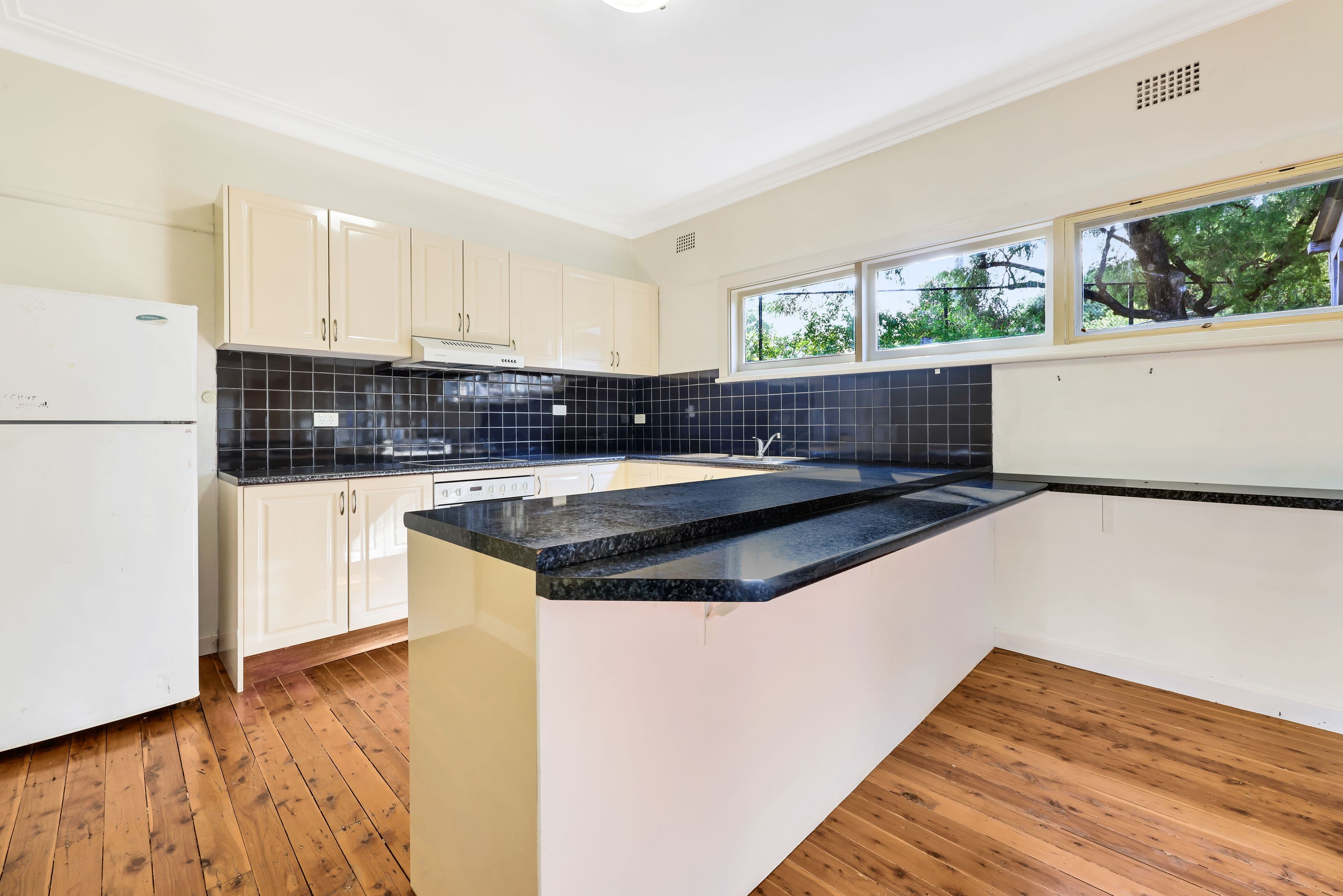 2 Varley Avenue, Tamworth NSW 2340, East Tamworth - Thumbnail 4