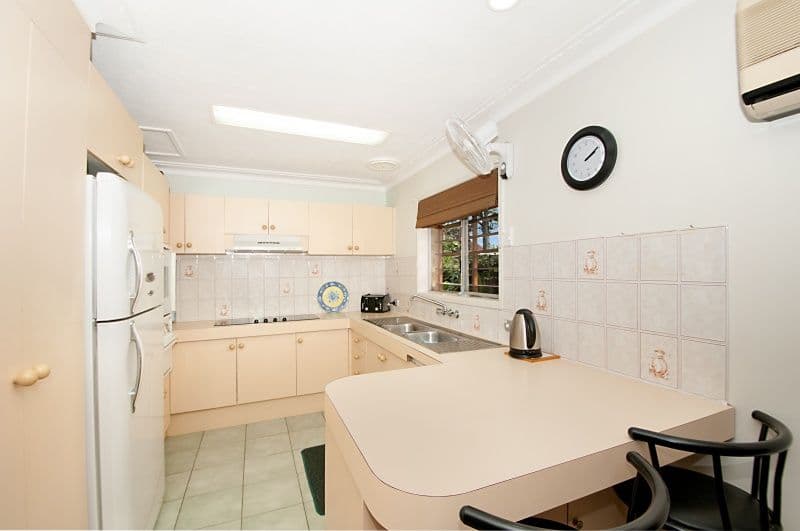 12 Kinloch Avenue, BENOWA QLD 4217, Benowa - Thumbnail 3