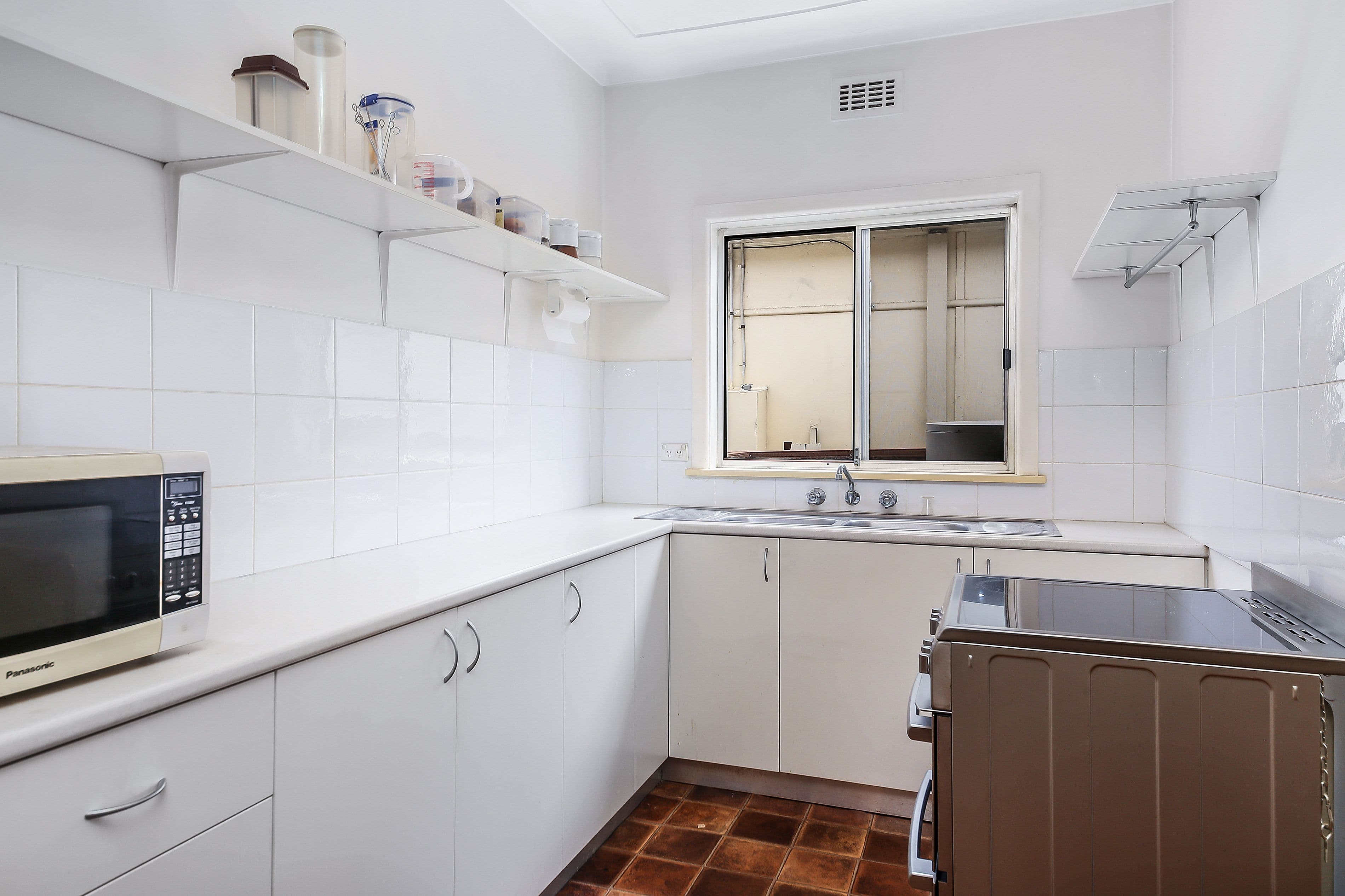 211 Henry Lawson Drive, Georges Hall - Thumbnail 4
