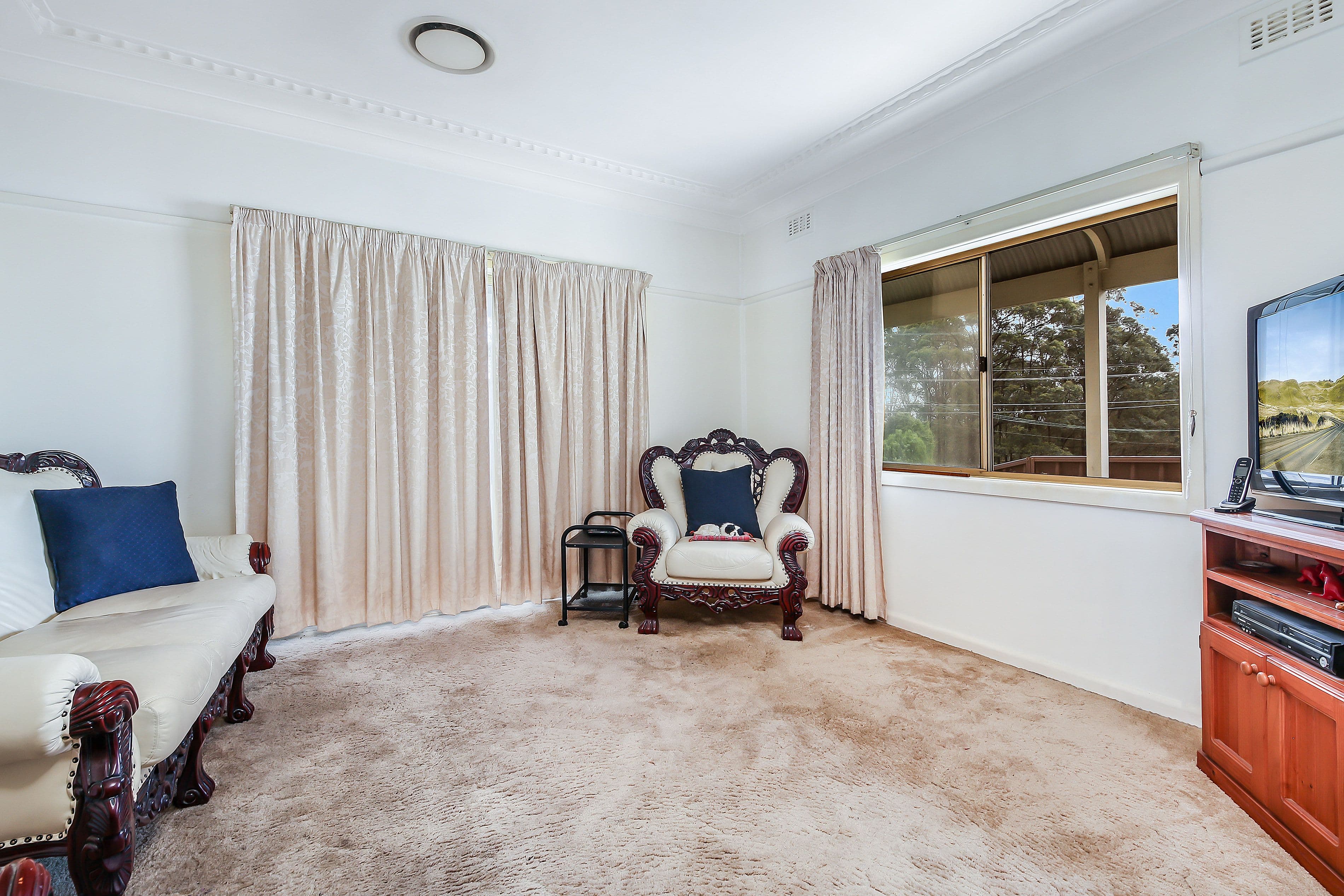 211 Henry Lawson Drive, Georges Hall - Thumbnail 6