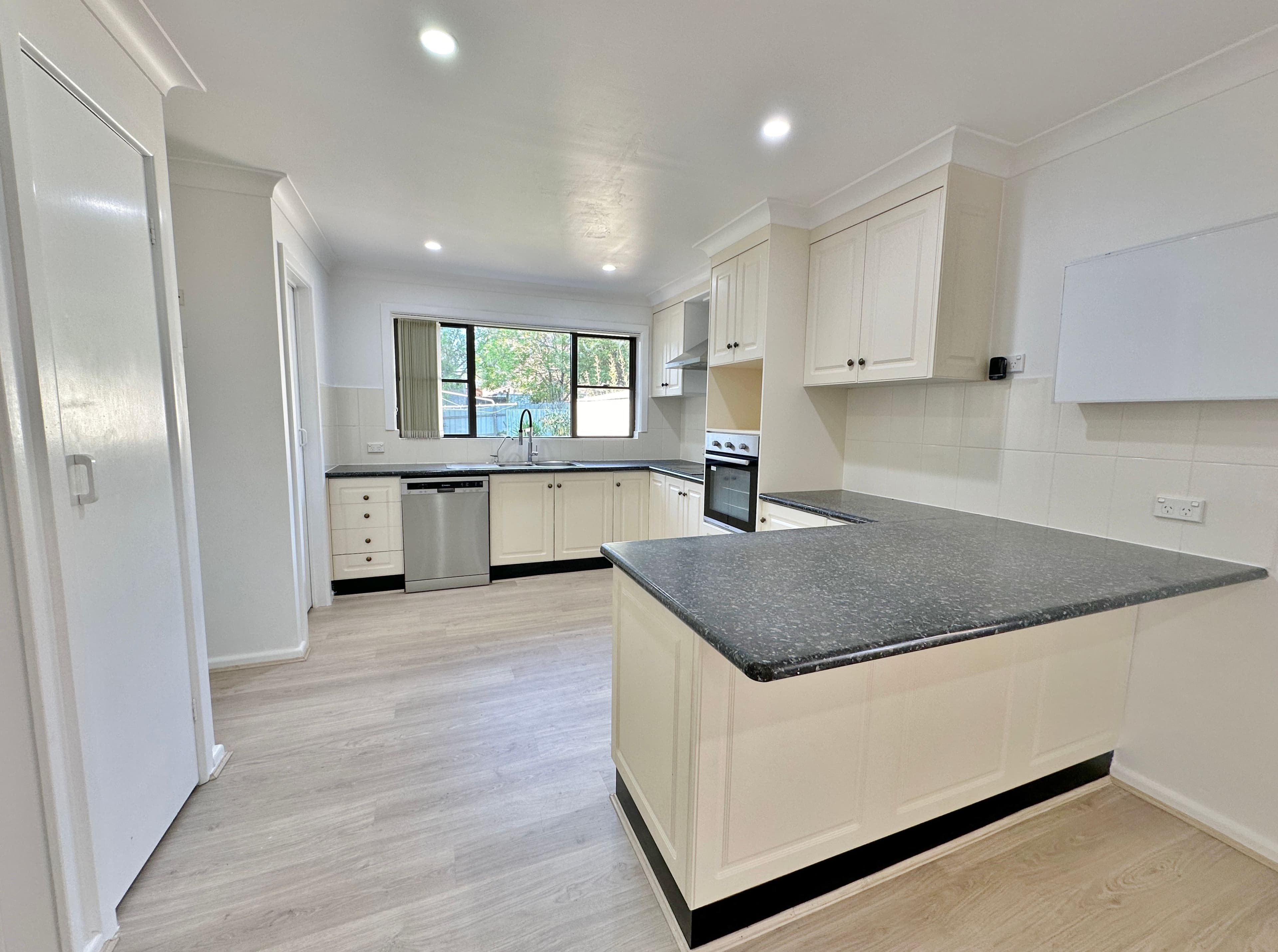 19 Hardy Avenue, Young NSW 2594, Young - Thumbnail 2
