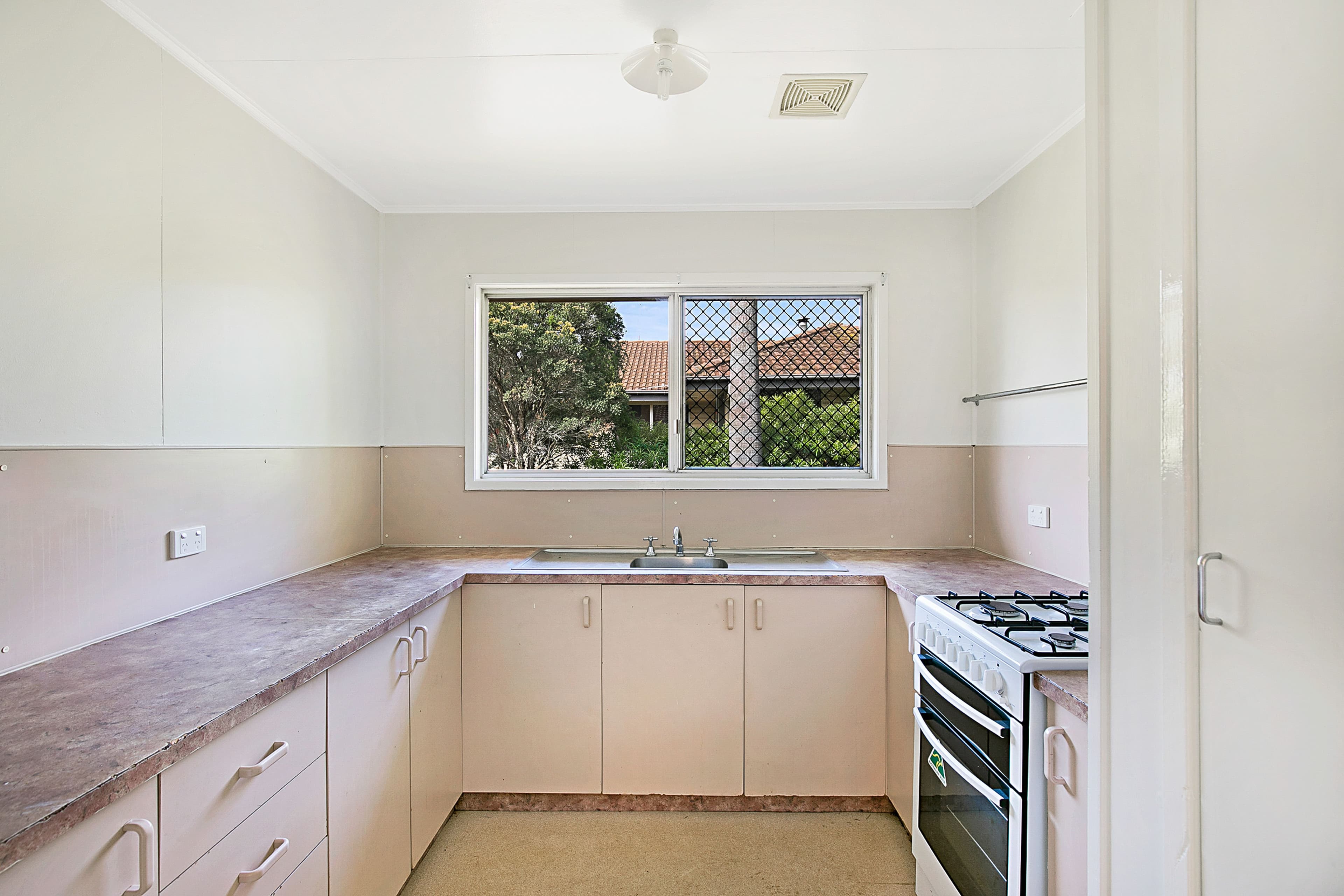 8 Dignan Street, Harristown QLD 4350, Harristown - Thumbnail 3