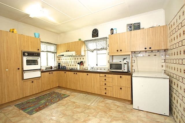 124 Glebe Road, BOOVAL QLD 4304, Booval - Thumbnail 3