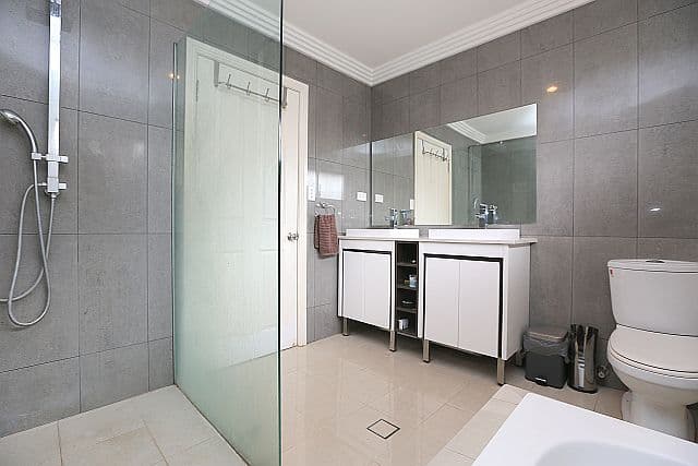26 Amaroo Avenue, Georges Hall NSW 2198, Georges Hall - Thumbnail 7