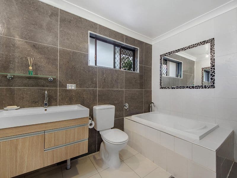 13 Levestam Court, CARRARA QLD 4211, Carrara - Thumbnail 2