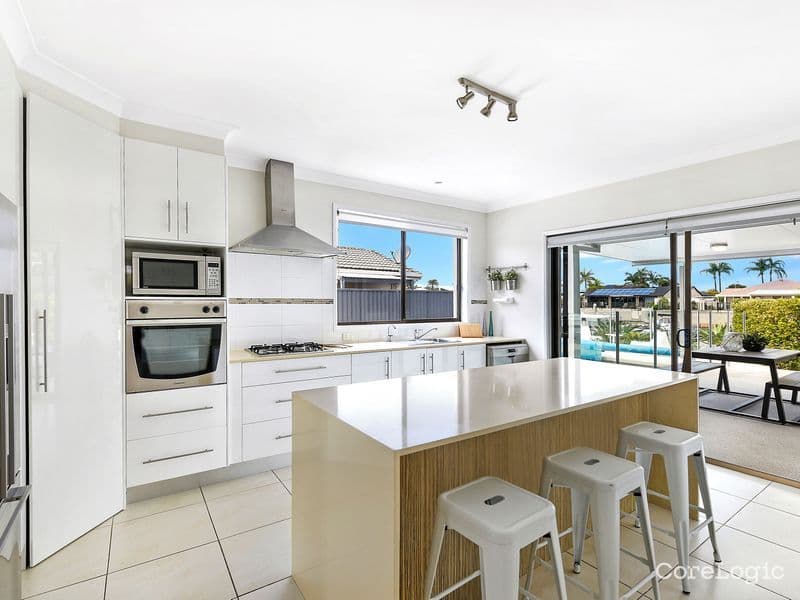 9 Girua Avenue, Runaway Bay QLD 4216, Runaway Bay - Thumbnail 7