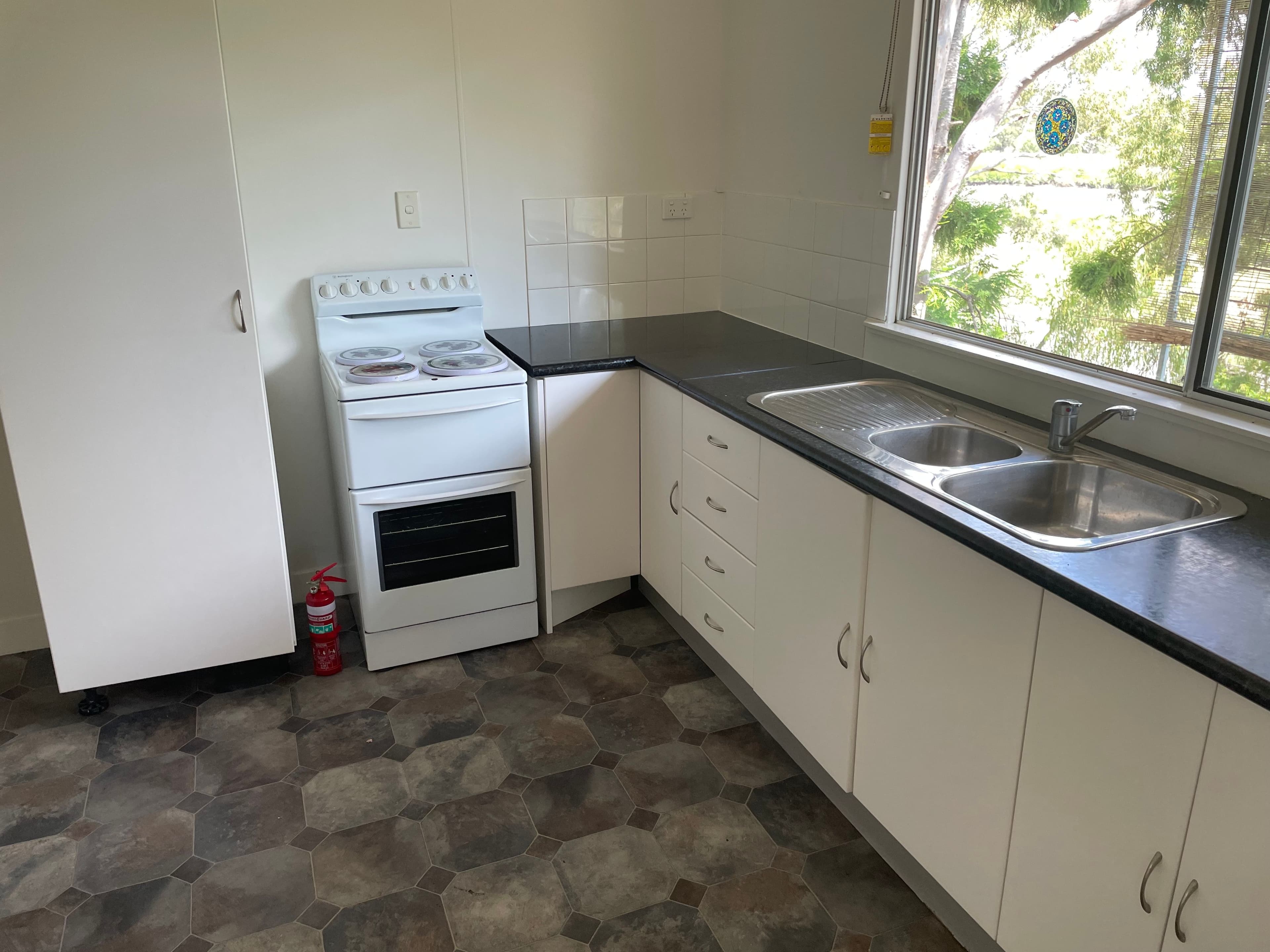 33 Fletcher Street, West Gladstone QLD 4680, West Gladstone - Thumbnail 2