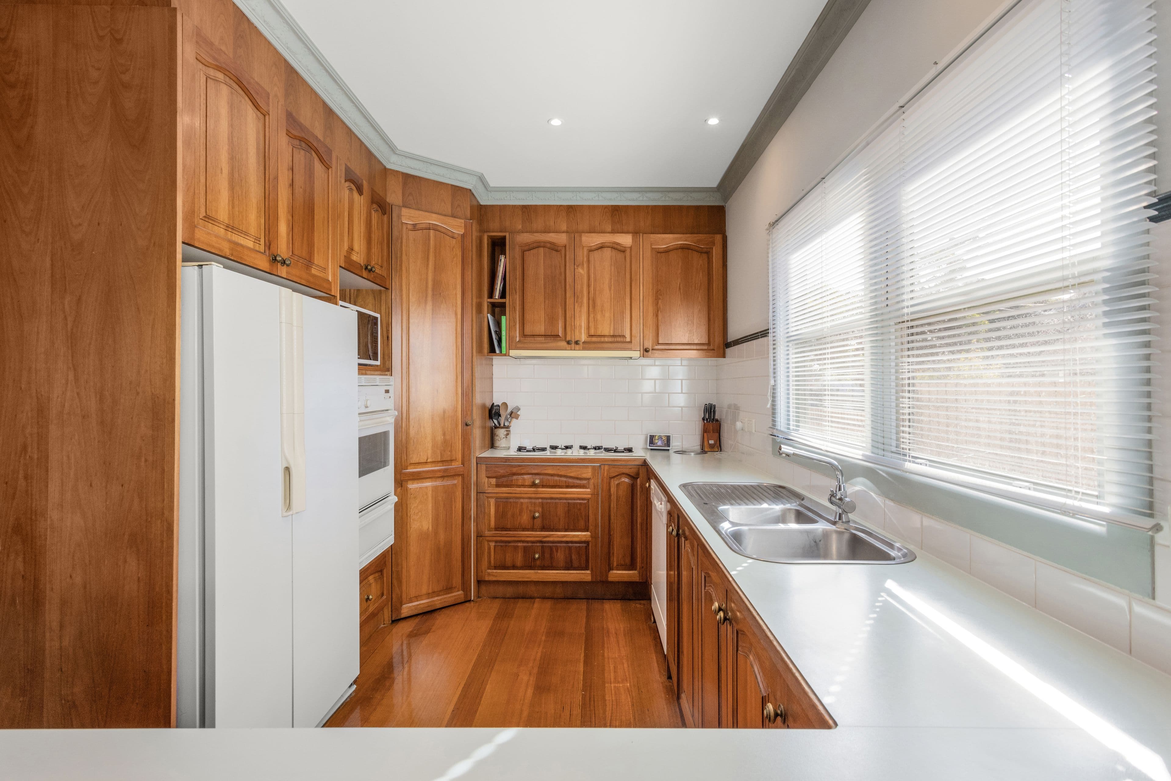 2 Calembeena Avenue, Hughesdale VIC 3166, Hughesdale - Thumbnail 5