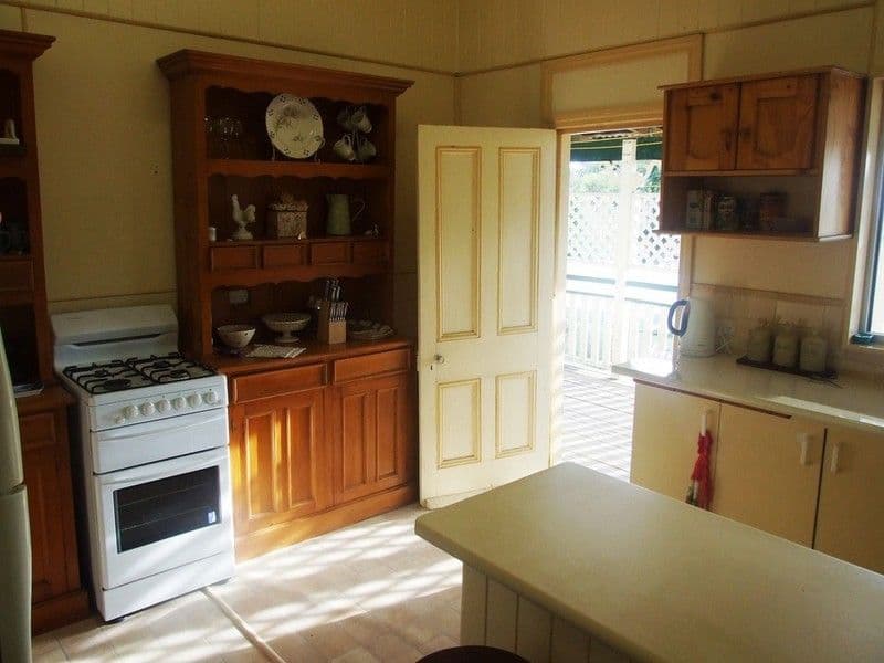 8 New England Highway, CROWS NEST QLD 4355, Crows Nest - Thumbnail 5