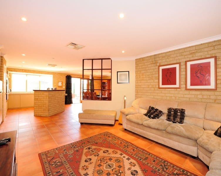 18 Leeward Close, Safety Bay WA 6169, Safety Bay - Thumbnail 2