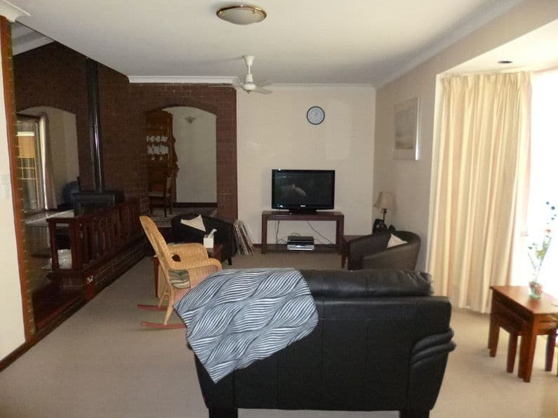 18 Wattle Crescent, MANJIMUP WA 6258, Manjimup - Thumbnail 4