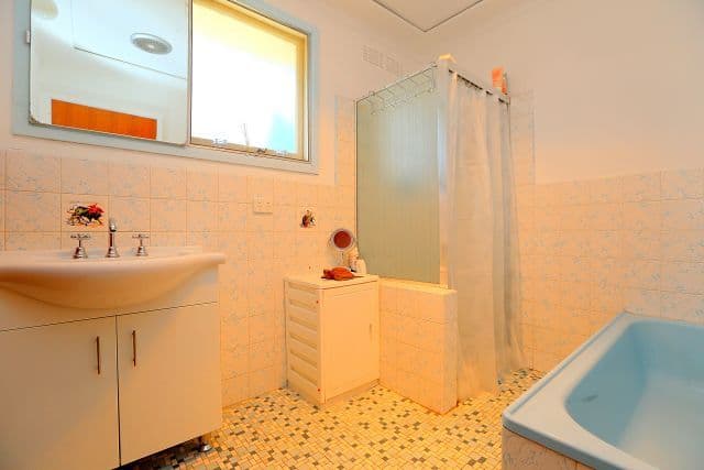 6 Wendy Avenue, Georges Hall NSW 2198, Georges Hall - Thumbnail 8