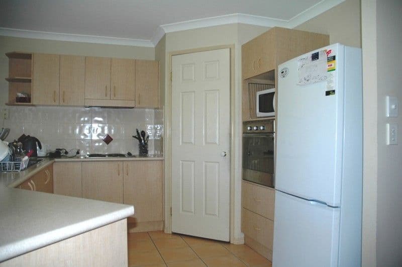 6 Robert Close, REDCLIFFE QLD 4020, Redcliffe - Thumbnail 3