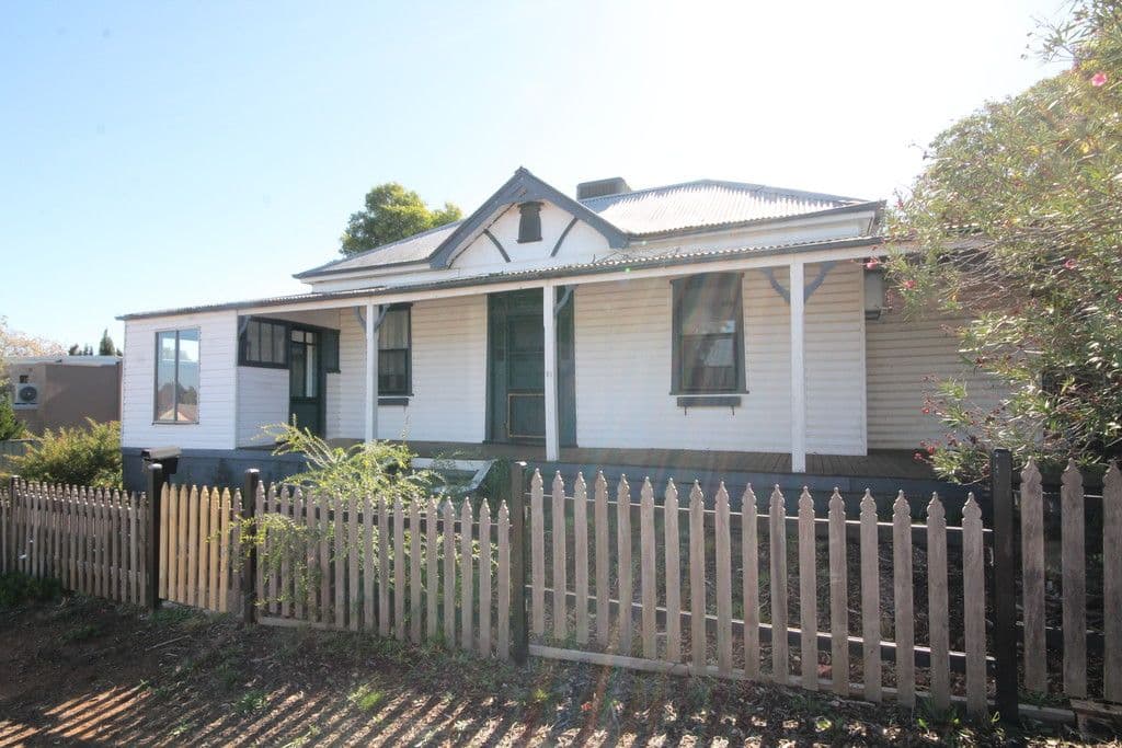 31 Brock Street, Young - Image 1