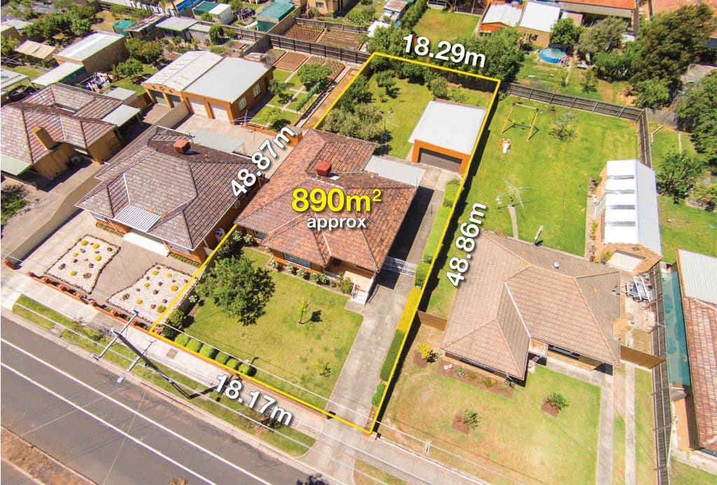 18 Botha Avenue, Reservoir VIC 3073, Reservoir - Thumbnail 2