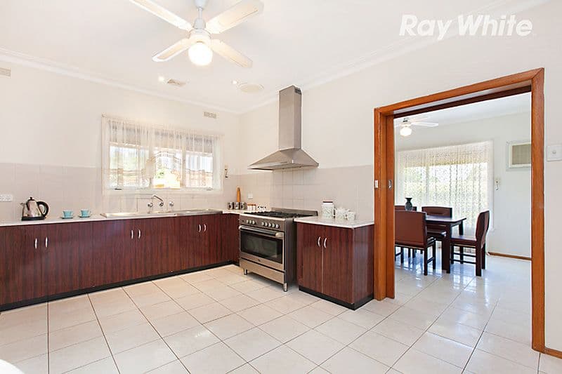 18 Botha Avenue, Reservoir VIC 3073, Reservoir - Thumbnail 4