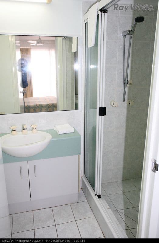 386 Charlton Esplanade, TORQUAY QLD 4655, Torquay - Thumbnail 5