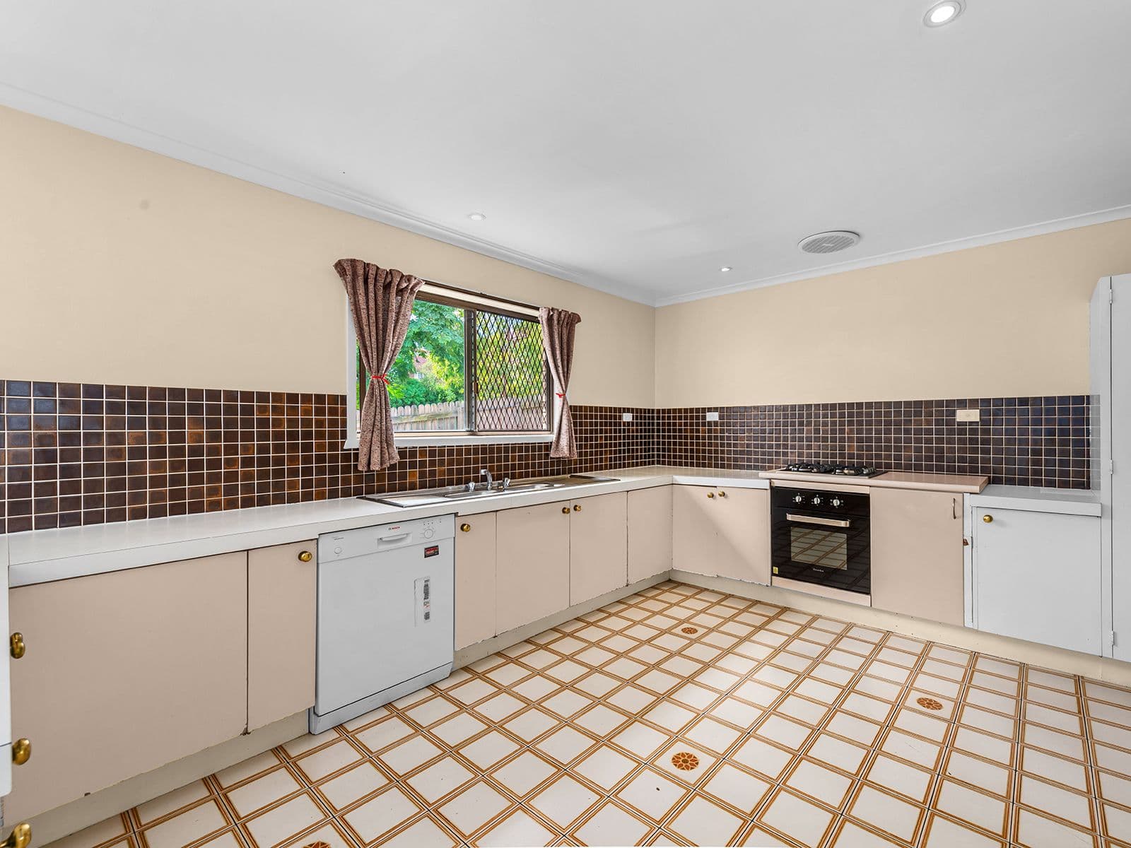 52 Thomas Street, Camp Hill QLD 4152, Camp Hill - Thumbnail 4