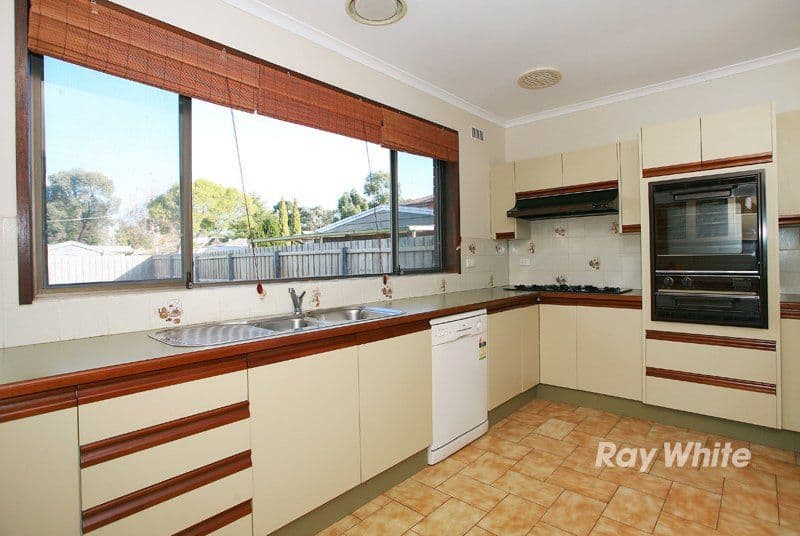 8 Fenfield Street, CRANBOURNE VIC 3977, Cranbourne - Thumbnail 3