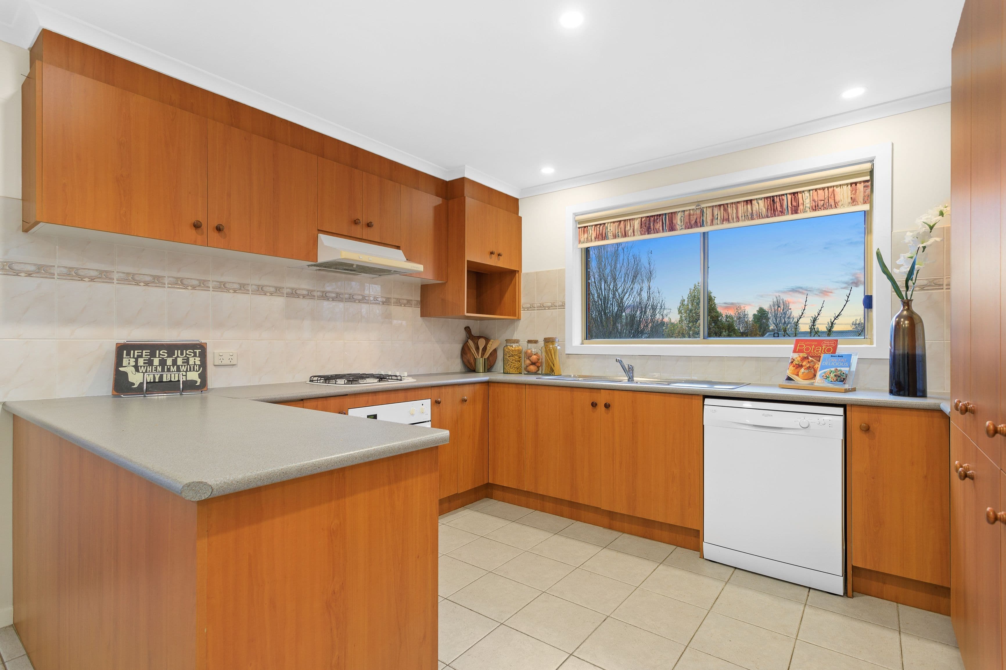 8 Lobelia Court, South Morang VIC 3752, South Morang - Thumbnail 2
