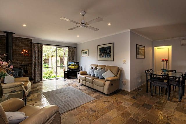 18 Lightwood Drive, FERNTREE GULLY VIC 3156, Ferntree Gully - Thumbnail 2