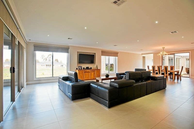 16 Carberry Drive, Hopetoun Park - Thumbnail 4