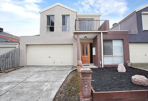 8 Ratcliffe Way, Lynbrook, Lynbrook - Image 1