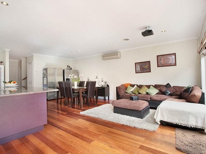 8 Ratcliffe Way, Lynbrook, Lynbrook - Thumbnail 3