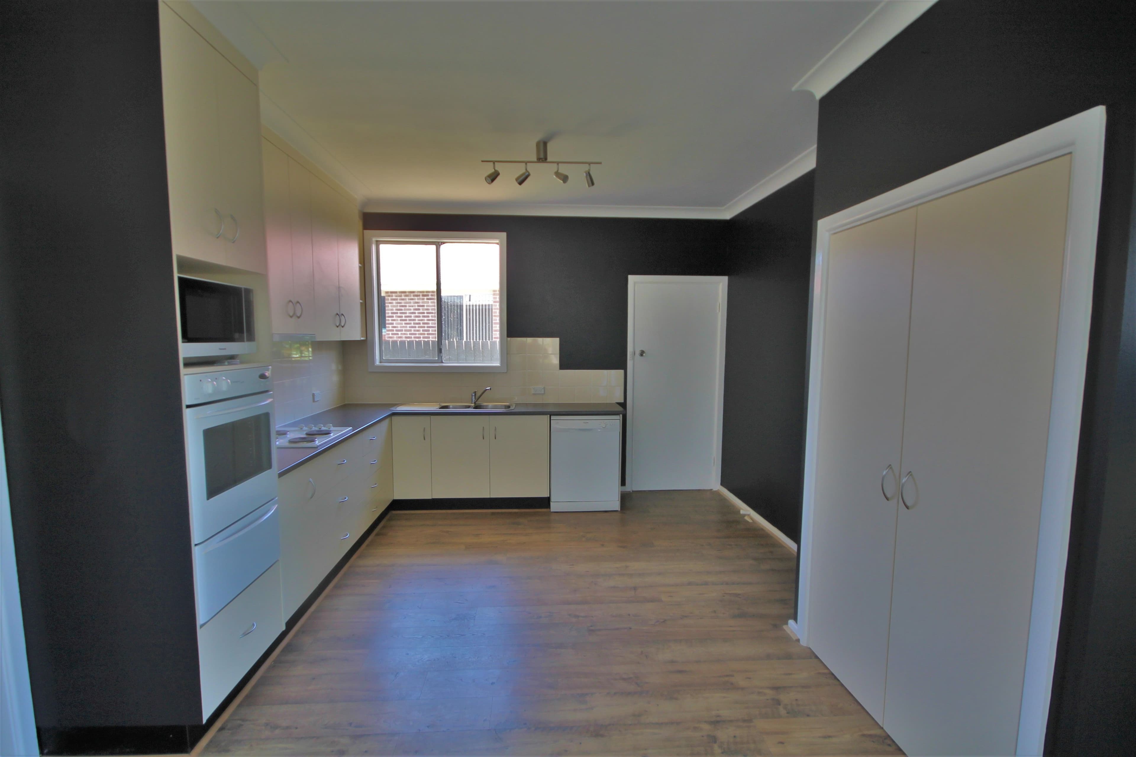 19 White Street, Young - Thumbnail 4