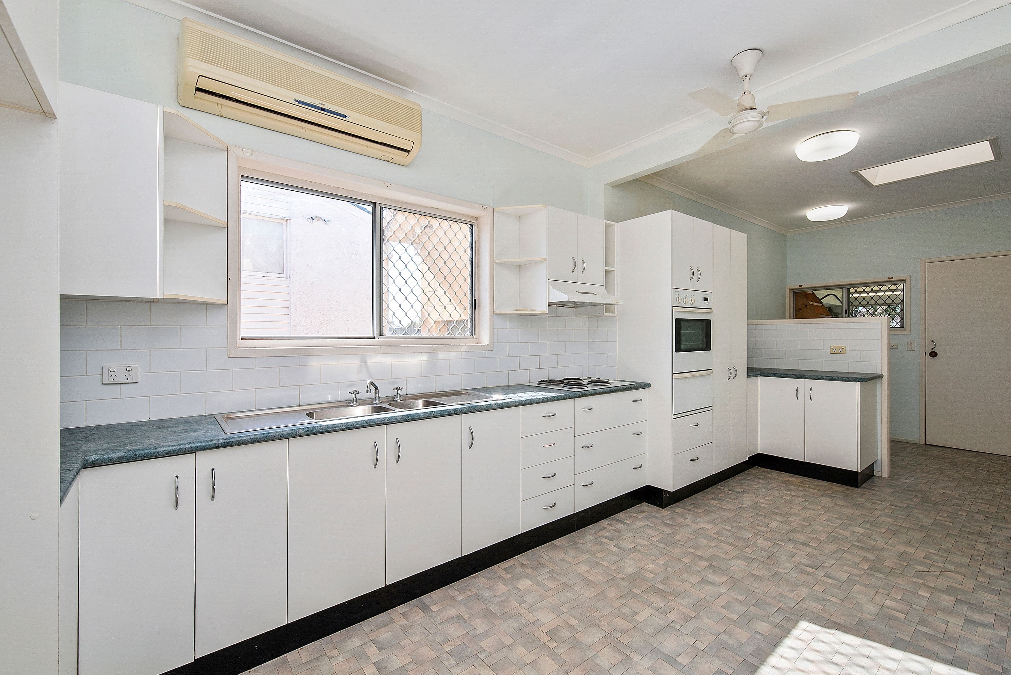 28 King Street, Woody Point QLD 4019, Woody Point - Thumbnail 3