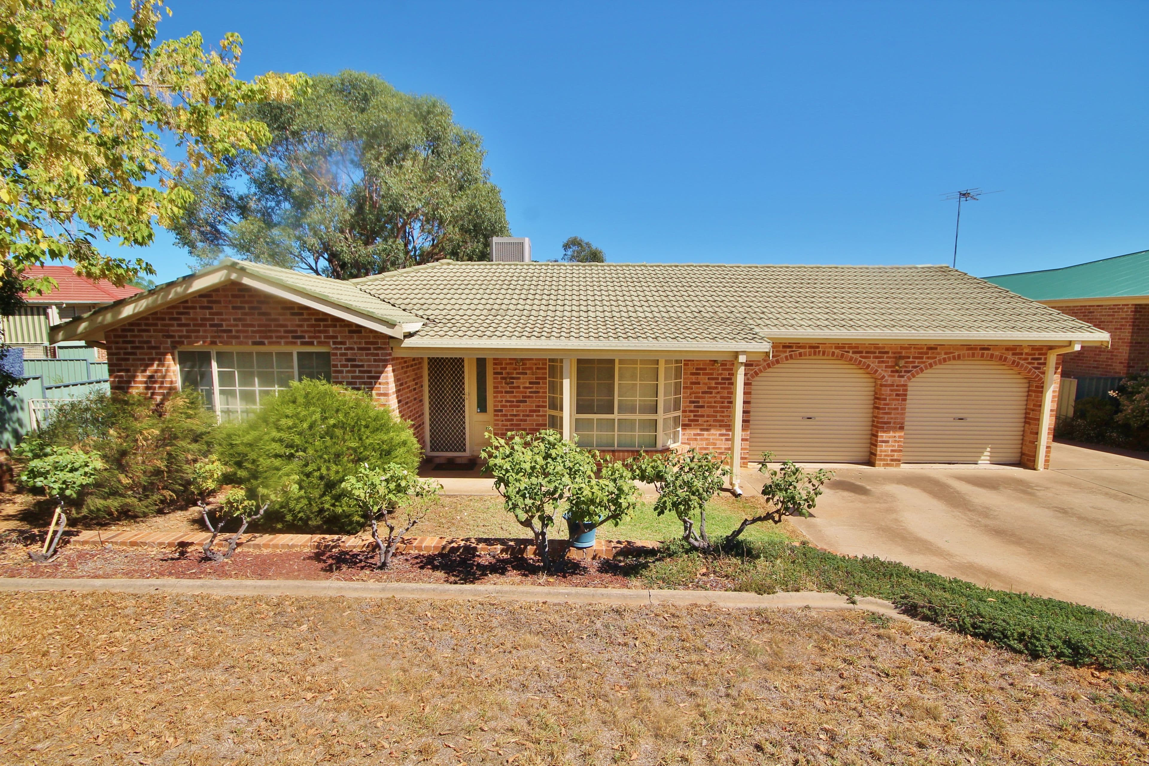 33 Pineview Circuit, Young - Image 1