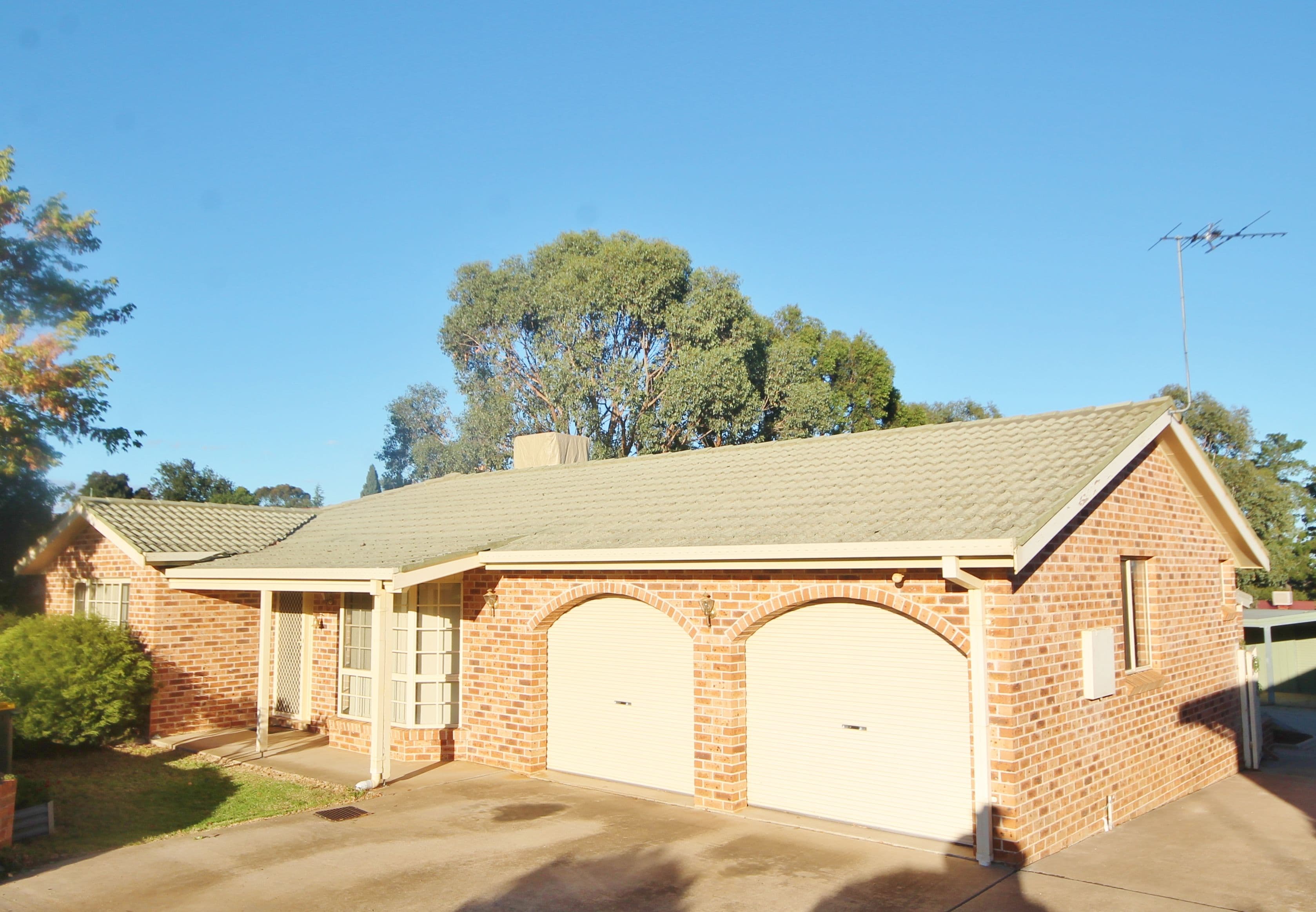 33 Pineview Circuit, Young - Thumbnail 2
