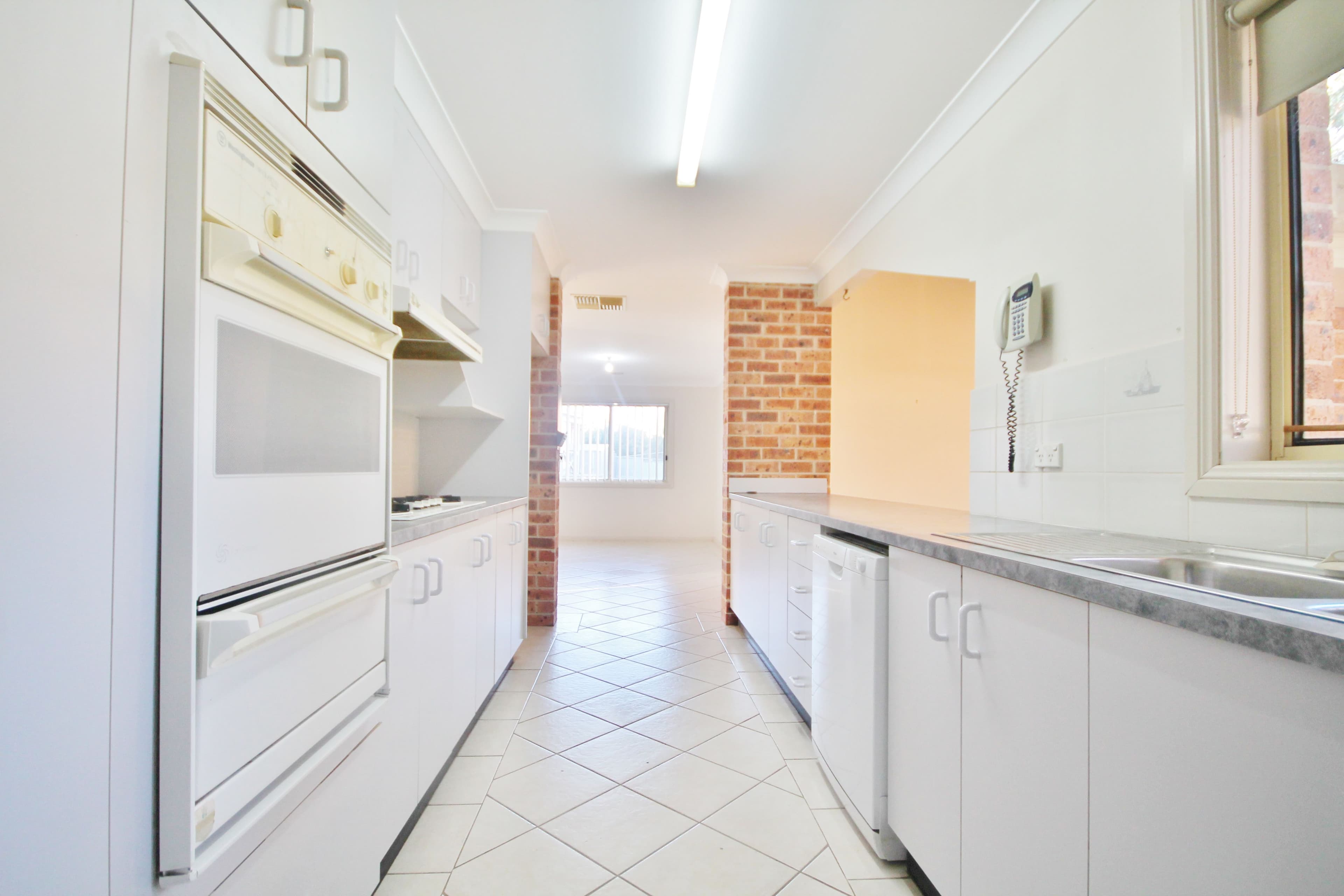 33 Pineview Circuit, Young - Thumbnail 3